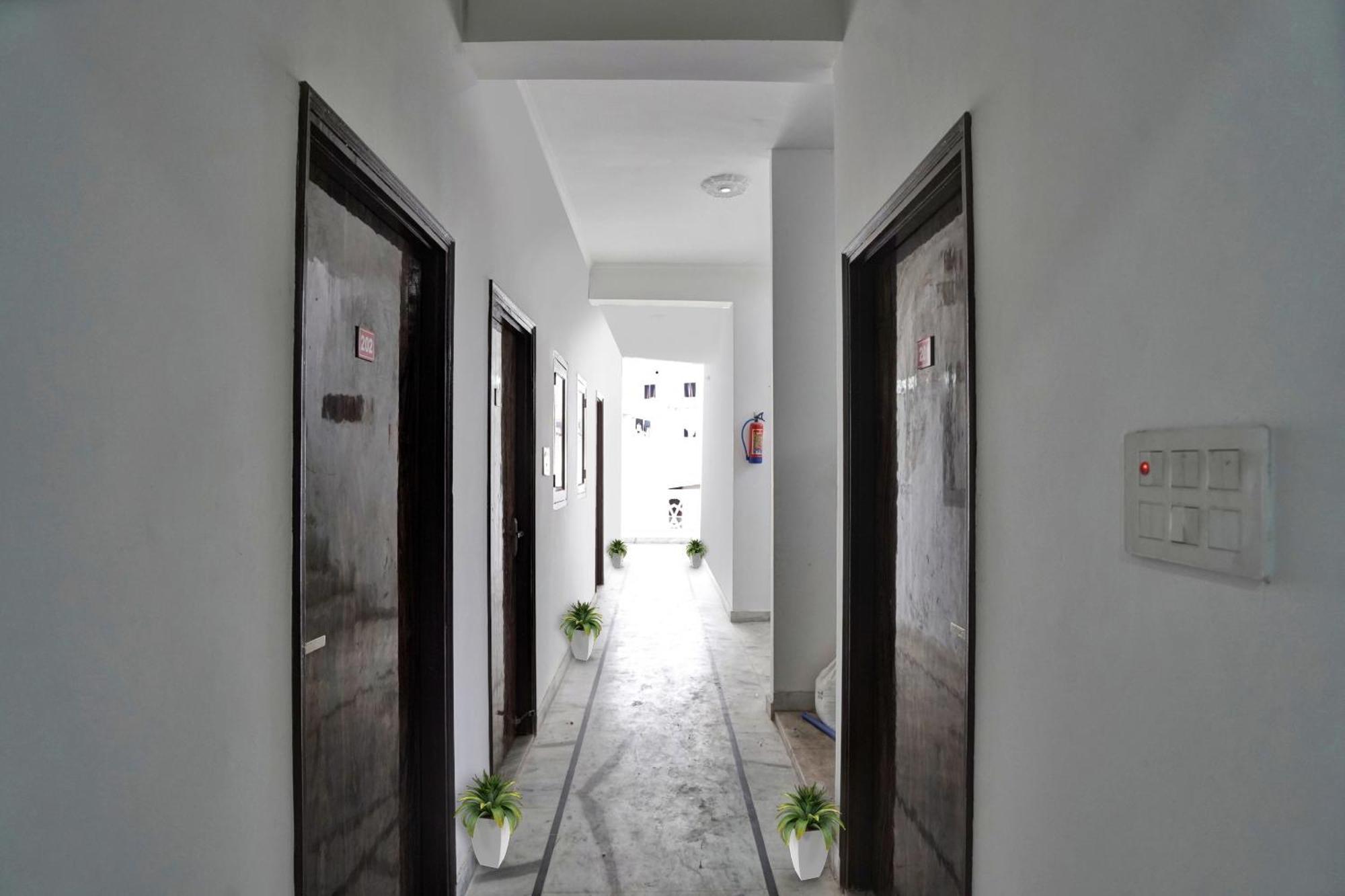 מלון נוידה Collection O Samira Residency Near Botanic Garden Of Indian Republic מראה חיצוני תמונה